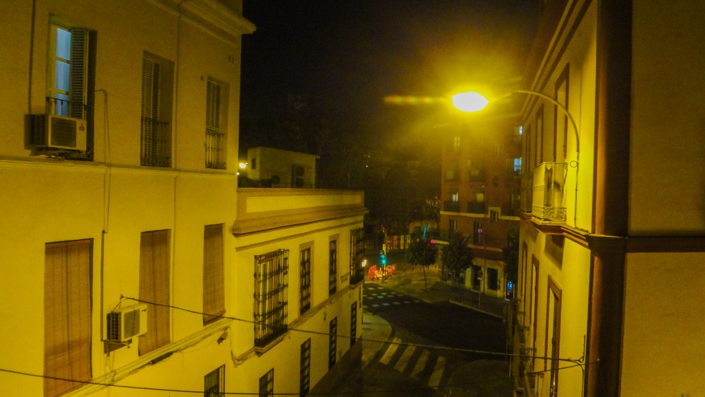 Vista nocturna desde un balcón en Sevilla, España