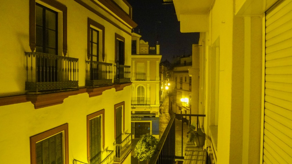 Vista nocturna desde un balcón en Sevilla, España