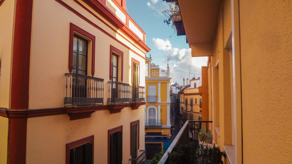 Vista desde un balcón en Sevilla, España.